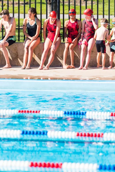 I bambini nuotano nella piscina all'aperto — Foto Stock