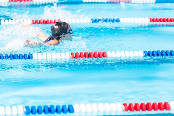 Τα παιδιά αγώνα κολύμβησης στην εξωτερική πισίνα — Φωτογραφία Αρχείου