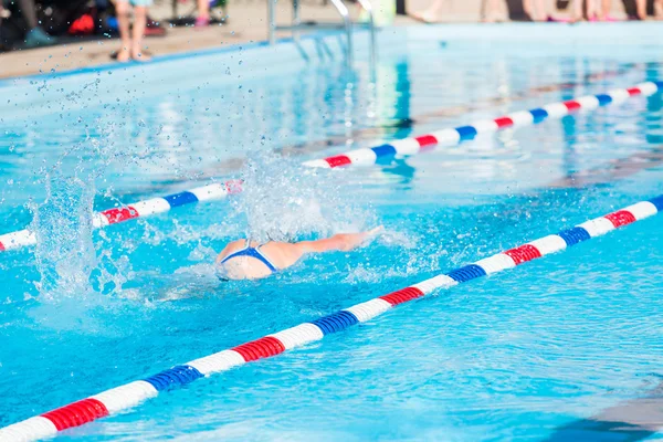 Niños nadan se encuentran en piscina al aire libre — Foto de Stock