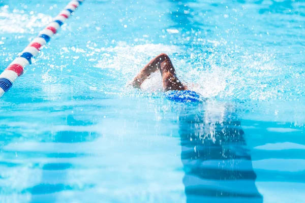 Crianças nadam se encontram na piscina exterior — Fotografia de Stock