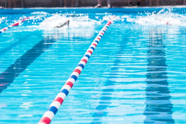 Crianças nadam se encontram na piscina exterior — Fotografia de Stock