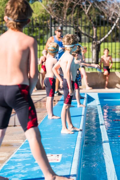 Děti plavání ve venkovním bazénu — Stock fotografie
