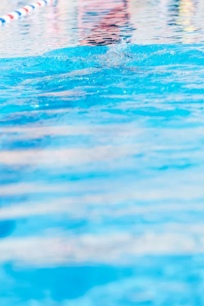 Niños nadan se encuentran en piscina al aire libre — Foto de Stock