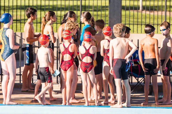 I bambini nuotano nella piscina all'aperto — Foto Stock