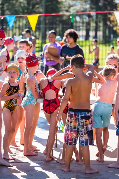 I bambini nuotano nella piscina all'aperto — Foto Stock