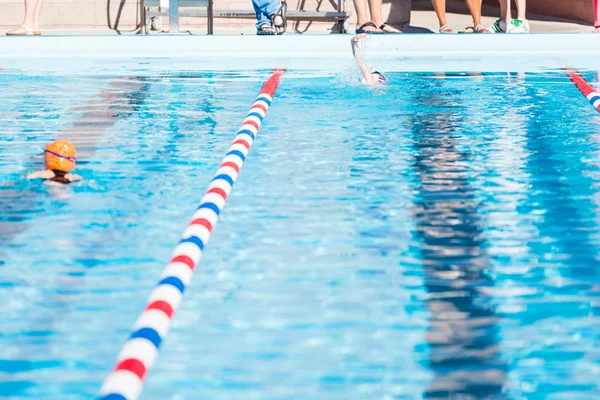 Niños nadan se encuentran en piscina al aire libre — Foto de Stock