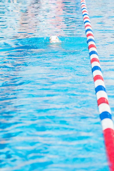 Niños nadan se encuentran en piscina al aire libre — Foto de Stock