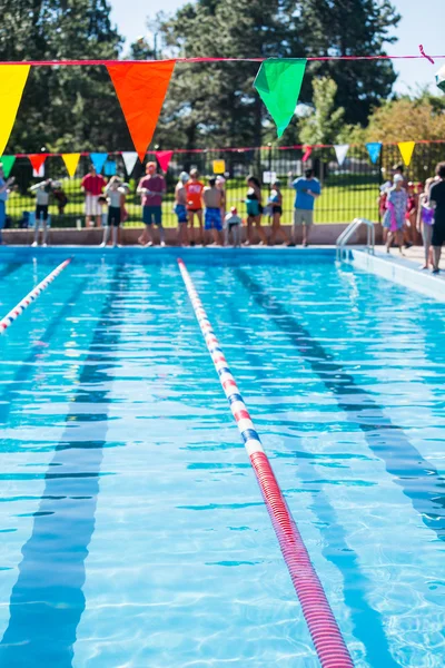 I bambini nuotano nella piscina all'aperto — Foto Stock