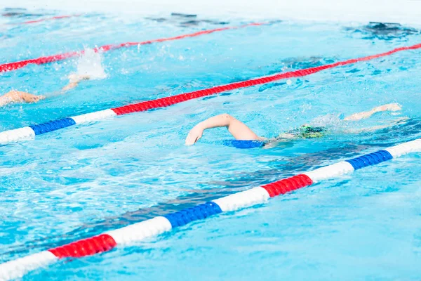Çocuklar Yüzme yarışı Açık Yüzme havuzunda — Stok fotoğraf
