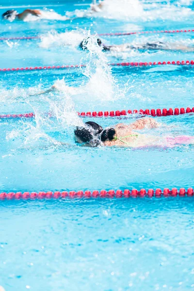 Çocuklar Yüzme yarışı Açık Yüzme havuzunda — Stok fotoğraf