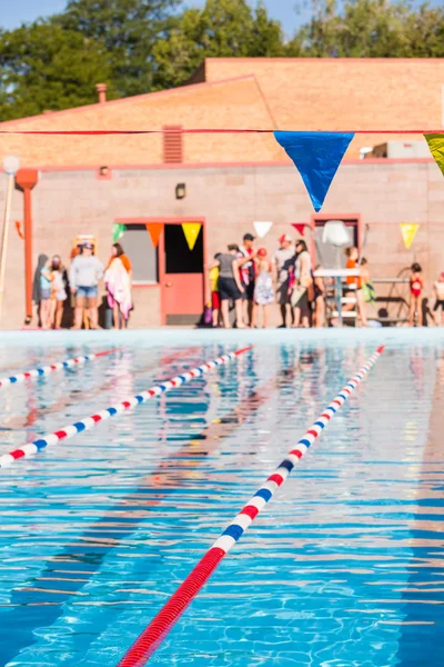 I bambini nuotano nella piscina all'aperto — Foto Stock