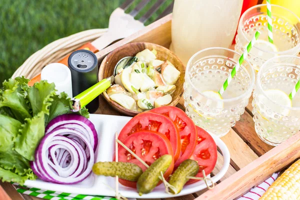 Pequeño picnic de verano con limonada y maíz —  Fotos de Stock