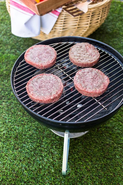 Nyári piknik, hamburger pogácsa — Stock Fotó