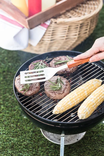 Pequeño picnic de verano con hamburguesas y maíz —  Fotos de Stock