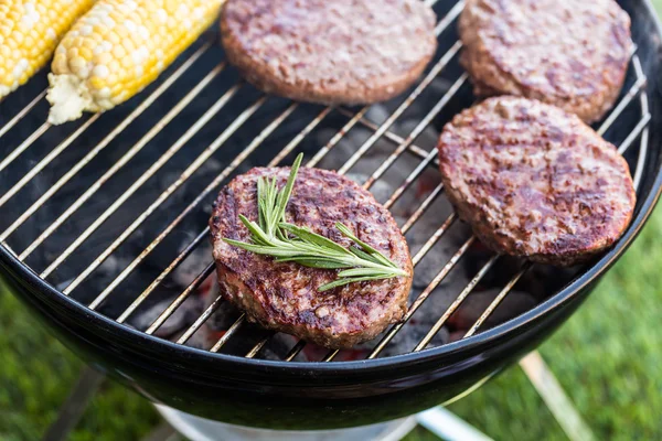 Kleine zomerpicknick met hamburgers en maïs — Stockfoto