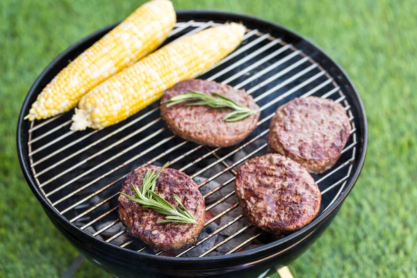 Kleine zomerpicknick met hamburgers en maïs — Stockfoto