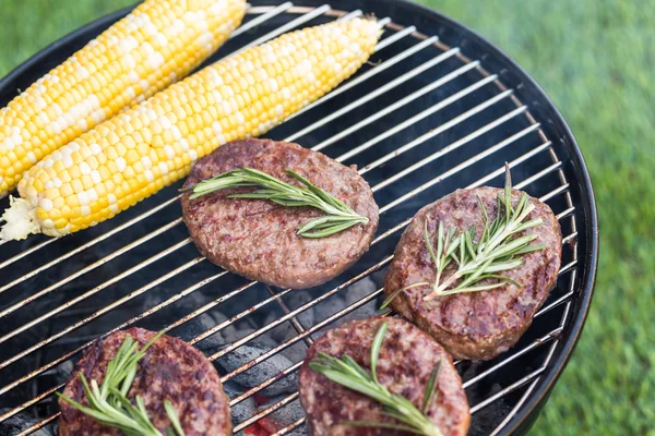 Kleine zomerpicknick met hamburgers en maïs — Stockfoto