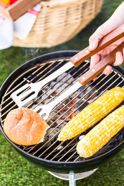 Malé letní piknik s kukuřicí — Stock fotografie