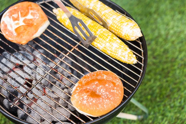 Kis nyári piknik a kukorica — Stock Fotó