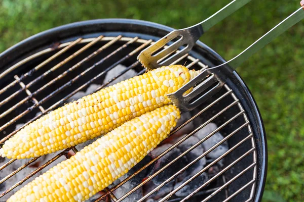 Маленький летний пикник с кукурузой — стоковое фото