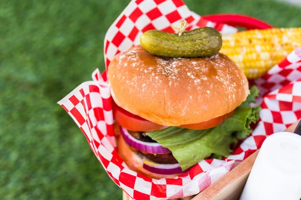 Літній пікнік, гамбургер крупним планом — стокове фото