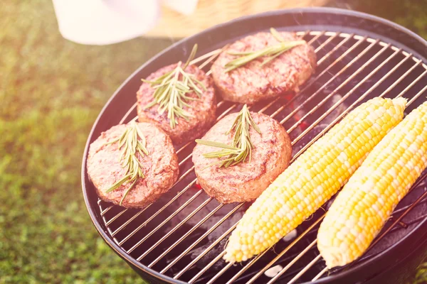 トウモロコシやハンバーガーと夏のピクニック — ストック写真