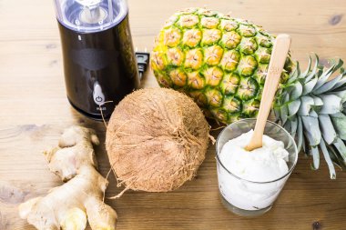 ananas Kızıl yüzlü Yunan yoğurt ile