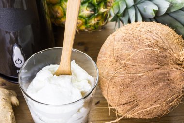 ananas Kızıl yüzlü Yunan yoğurt ile