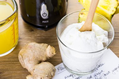 ananas Kızıl yüzlü Yunan yoğurt ile