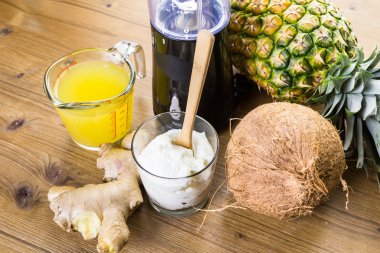 ananas Kızıl yüzlü Yunan yoğurt ile
