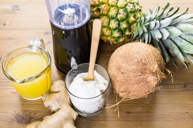 ananas Kızıl yüzlü Yunan yoğurt ile