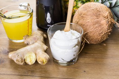 ananas Kızıl yüzlü Yunan yoğurt ile