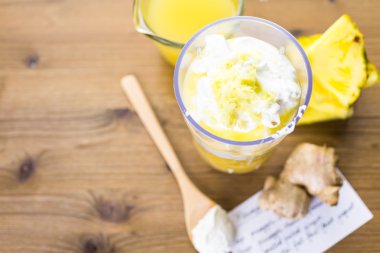 ananas Kızıl yüzlü Yunan yoğurt ile