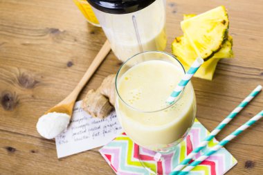 ananas Kızıl yüzlü Yunan yoğurt ile