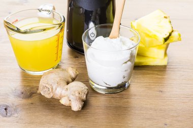 ananas Kızıl yüzlü Yunan yoğurt ile