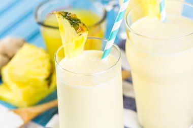 ananas Kızıl yüzlü Yunan yoğurt ile