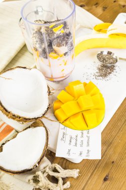 Mango muz smoothie chia tohum ile