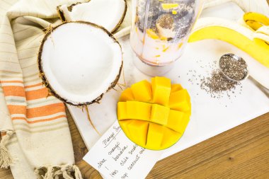 Mango muz smoothie chia tohum ile