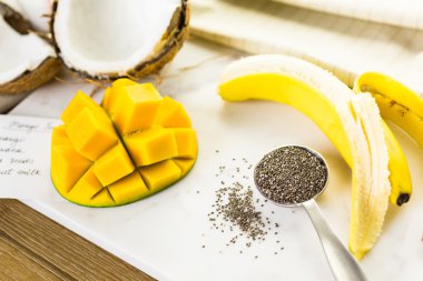 Mango muz smoothie chia tohum ile