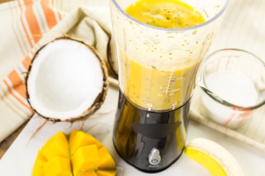 Mango muz smoothie chia tohum ile