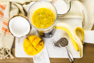 Mango muz smoothie chia tohum ile