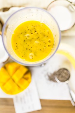 Mango muz smoothie chia tohum ile