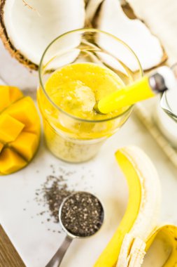 Mango muz smoothie chia tohum ile