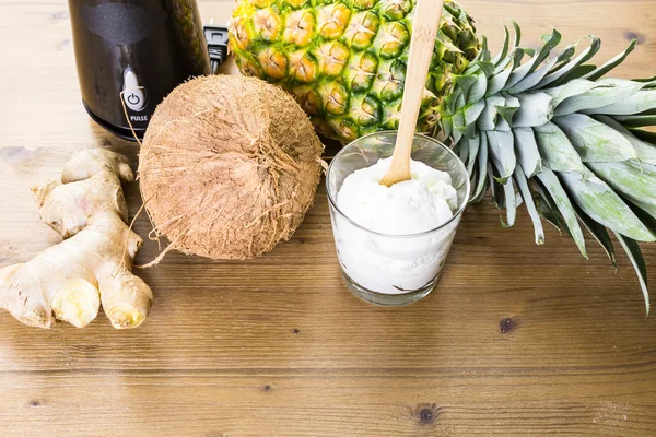 Ananas-Ingwer-Smoothie mit griechischem Joghurt — Stockfoto