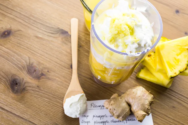 Batido de jengibre de piña con yogur griego —  Fotos de Stock