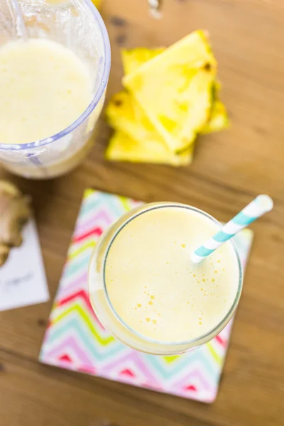 Batido de gengibre de abacaxi com iogurte grego — Fotografia de Stock