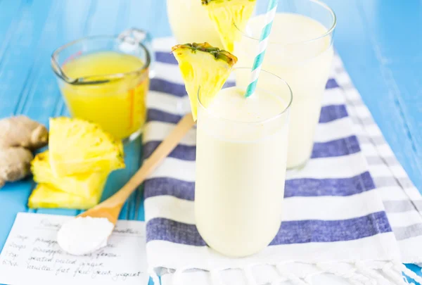 Gyömbéres ananász smoothie görög joghurttal — Stock Fotó
