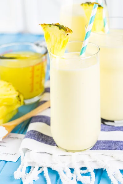 Pineapple ginger smoothie with Greek yogurt — Stock Photo, Image