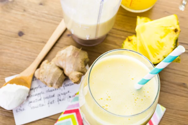 Ananas gember smoothie met Griekse yoghurt — Stockfoto