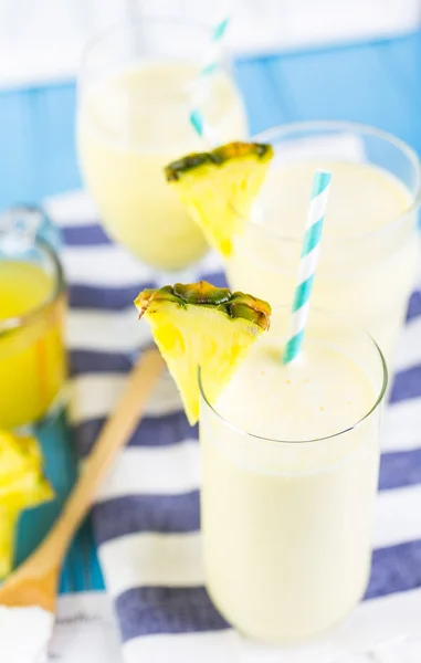 Pineapple ginger smoothie with Greek yogurt — Stock Photo, Image